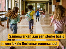 schoolkinderen en de tekst samenwerken aan een sterke basis in een lokale Bertemse zomerschool