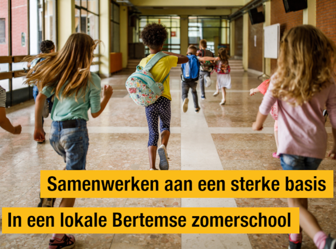 schoolkinderen en de tekst samenwerken aan een sterke basis in een lokale Bertemse zomerschool