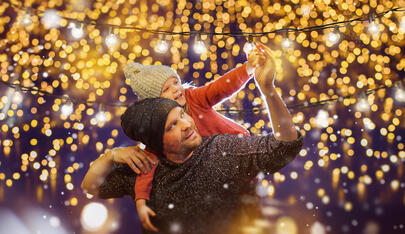 vader en dochter beleven samen Kerst